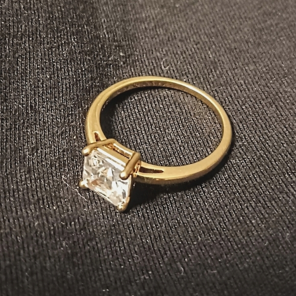 Nataliya V Collister ring,size 11 gold in color with diamond. - Picture 1 of 3